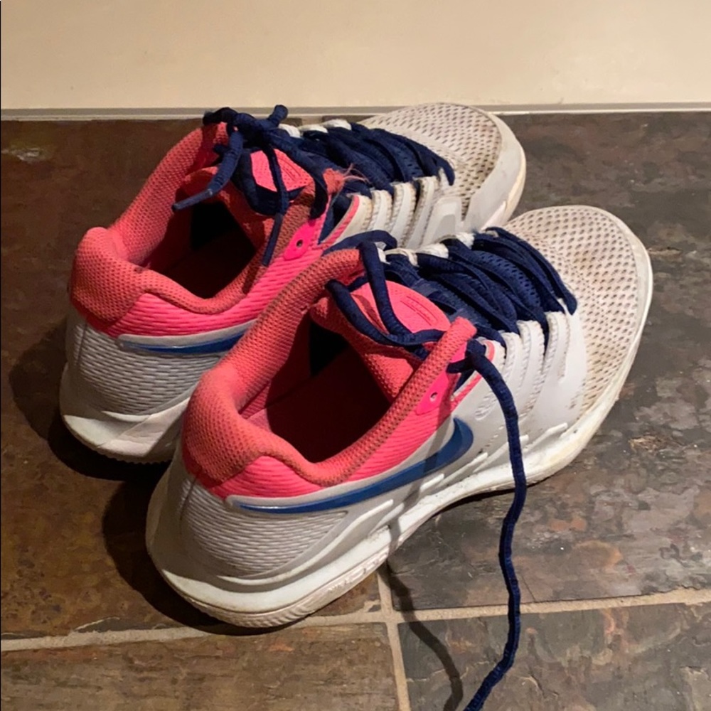 women’s nike tennis shoes